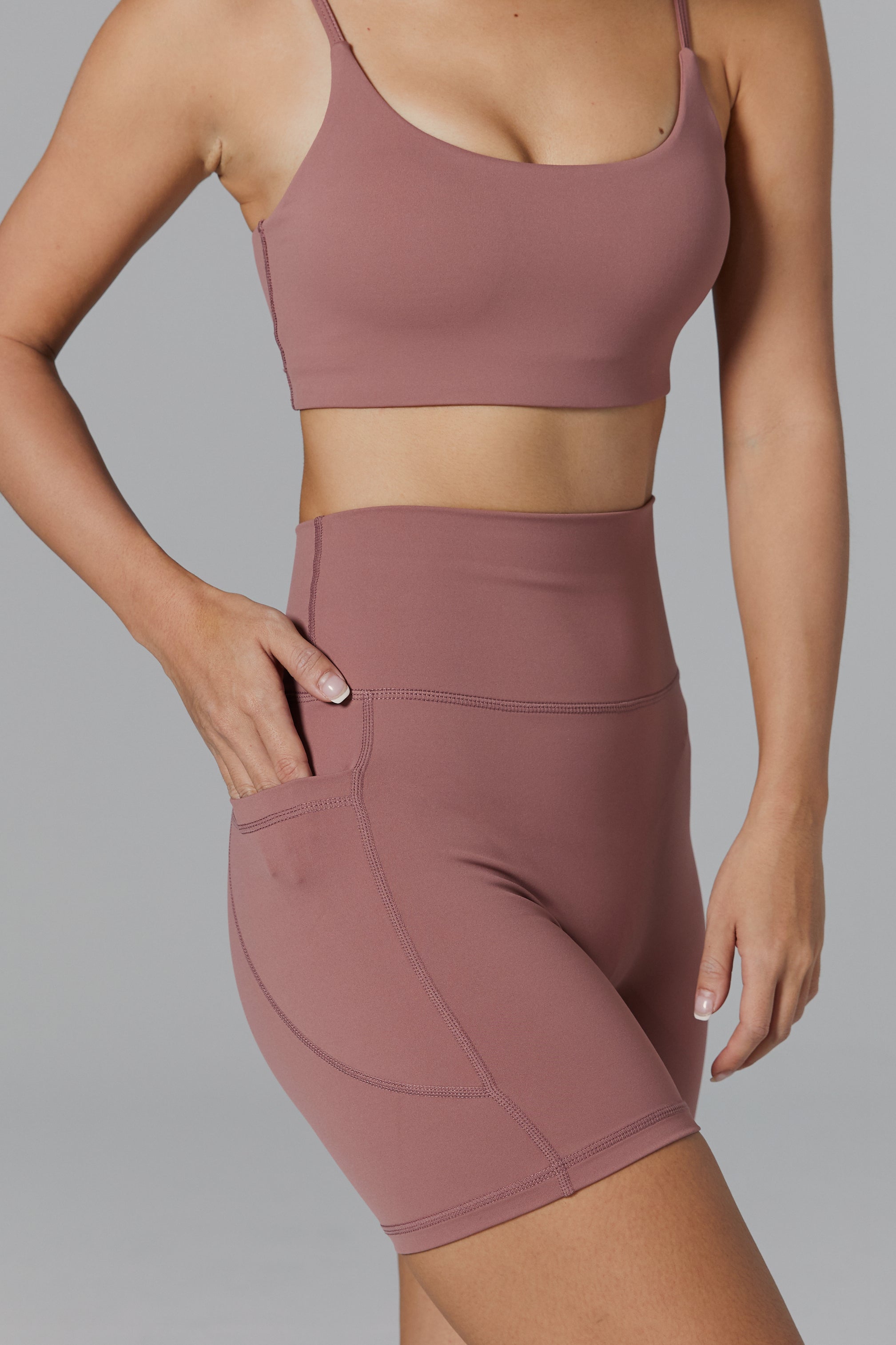 Flow H Sport Bra Top Light Support / 細肩帶運動上衣 - 豆沙粉